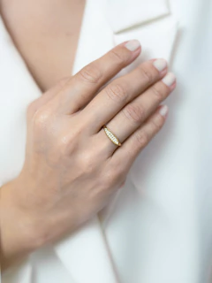 ANEL OVAL CRAVEJADO DELICADO - Adrélle Semijoias