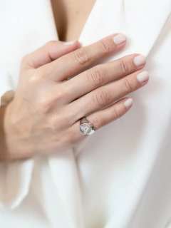 ANEL LETRA DEDINHO AJUSTÁVEL LETRA RODIO BRANCO - Adrélle Semijoias