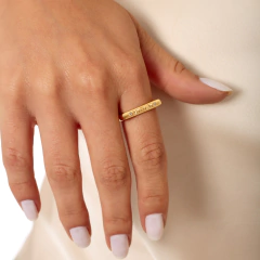ANEL QUADRADO VIGIAI COM ZIRCONIA