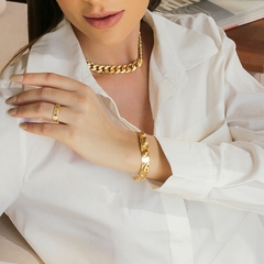 Bracelete ajustável, aberto, formato orgânico e fluido, banhado a Ouro 18k ou Ródio Branco.