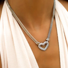 COLAR DETALHADO COM CORAÇÃO CRAVEJADO - Adrélle Semijoias