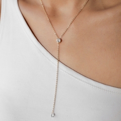Colar gravatinha, delicado e com duas pedras zircônias, banhado a Ouro 18k ou Ródio Branco.