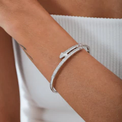 Bracelete cobra, cravejado com zircônias, banhado a Ouro 18k ou Ródio Branco.