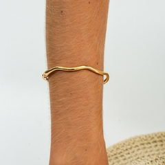 Bracelete liso em formato ondulado, banhado a Ouro 18k ou Ródio Branco.