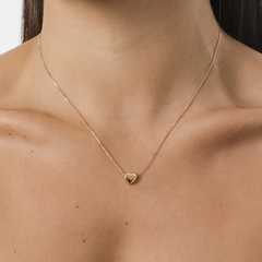 Colar delicado com pingente pequeno em formato de coração, banhado a Ouro 18k ou Ródio Branco.