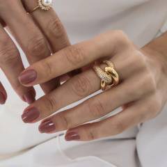 Anel entrelaçado liso e cravejado 