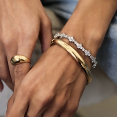 Bracelete liso, tipo aro, banhado a Ouro 18k.