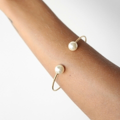 Bracelete aro com duas pérolas, uma em cada ponta, banhado a Ouro 18k ou Ródio Branco.