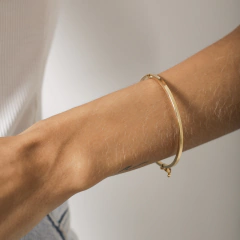 Bracelete liso, banhado a Ouro 18k ou Ródio Branco, com formato argola achatada e quadrada.