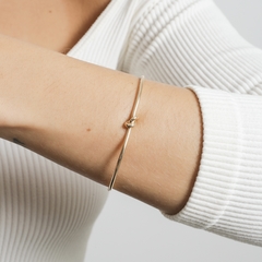 Bracelete aro liso e fino, com detalhe de nó, banhado a Ouro 18k ou Ródio Branco.