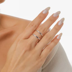 Anel duplo liso ajustável, banhado a Ouro 18k ou Ródio Branco, de Adrélle Semijoias. 
