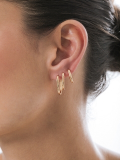 Trio de brincos em formato U com fecho tipo click, lisos e banhados a Ouro 18k ou Ródio Branco.