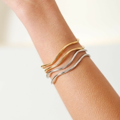 Bracelete duplo, liso, com formato ondulado, banhado a Ouro 18k ou Ródio Branco.