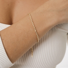 Pulseira delicada em Ouro 18k ou Ródio Branco com design delicado e torcido.