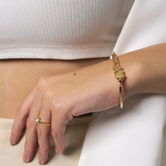 BRACELETE COM PINGENTE CORAÇÃO E LETRA - Adrélle Semijoias
