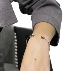 Bracelete aro, liso, com uma esfera lisa em casa ponta, banhado a Ouro 18k ou Ródio Branco.