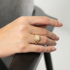 ANEL QUADRADO COM INFINITO DELICADO CRAVEJADO OURO18K