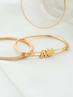 BRACELETE COM PINGENTE CORAÇÃO E LETRA en internet
