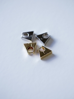 BRINCO ARGOLA TRIANGULAR LISA - Adrélle Semijoias