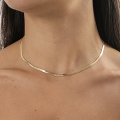 Colar tipo choker de fita lisa, banhado a Ouro 18k ou Ródio Branco.