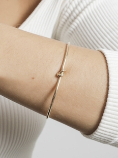 BRACELETE COM NÓ CENTRAL BANHADO OURO on internet
