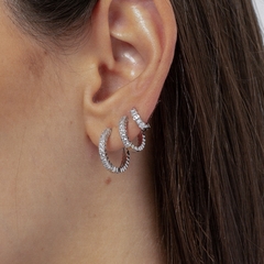 TRIO BRINCOS ARGOLA TRABALHADA ZIRCONIA