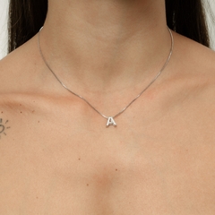 COLAR INICIAL DELICADA LISA RODIO BRANCO