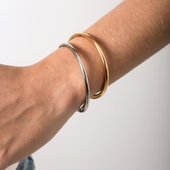 Bracelete liso, em forma de argola, banhado a Ouro 18k ou Ródio Branco.