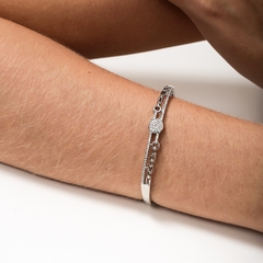 Bracelete aro liso, com detalhes de correntes lisas e partes cravejadas com zircônias, banhado a Ouro 18k ou Ródio Branco.