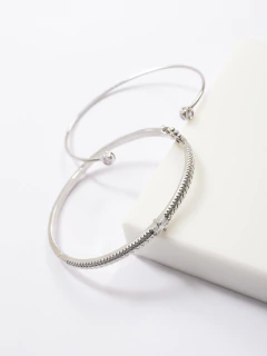 BRACELETE CRAVEJADO COM ELOS LISOS