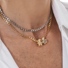 Pingente pequeno, banhado a Ouro 18k, cravejado com zircônias coloridas, em formato de menina, de Adrélle Semijoias.