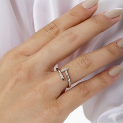 Anel ajustável em formato de prego, parte lisa e parte cravejada com zircônias, banhado a Ouro 18k ou Ródio Branco.