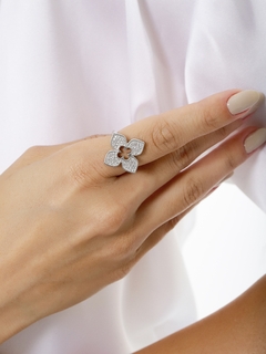ANEL FLOWER CRAVEJADO RODIO BRANCO - comprar online