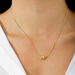 Colar delicado com esfera lisa ao centro, banhado a Ouro 18k ou Ródio Branco.