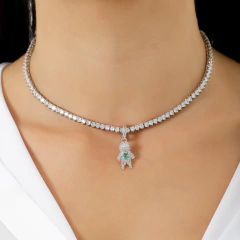 Pingente banhado a Ródio Branco, em formato de menina, cravejado em zircônias e com pedra colorida ao centro, de Adrélle Semijoias.