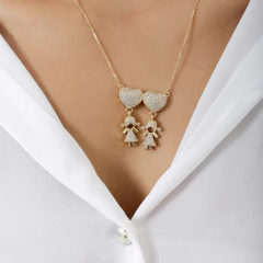 Colar de Adrélle Semijoias, banhado a Ouro 18k, com dois corações e uma menina em cada, cravejados com zircônia.