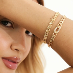 Pulseira trabalhada, com detalhes texturizados, banhado a Ouro 18k e fecho gaveta.