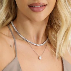 Colar tipo choker com cristais cravados em quatro garras, banhado a Ouro 18k ou Ródio Branco.