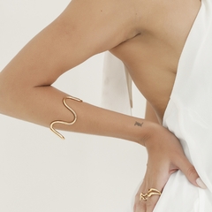 Bracelete liso com formato em ondas, disponível em banho Ouro 18k e Ródio Branco.