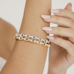Bracelete banhado a Ouro 18k ou Ródio Branco no estilo corrente, com elos em formato U e detalhes cravejados em microzircônia.