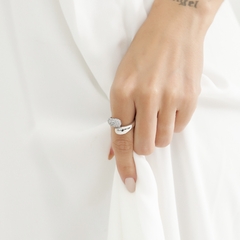 Anel sofisticado em design fluido em Ródio Branco, cravejado com zircônias.