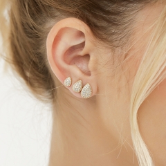 Conjunto de três brincos em formato gota em tamanhos diferentes cravejados com zircônia. 
