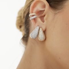 Brinco grande formato gota cravejado com zircônia e banhado em Ouro 18k ou Ródio Branco.