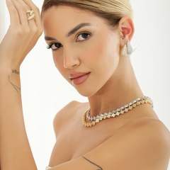 Colar luxuoso cravejado em zircônias no formato de flores, banhado no Ouro 18k ou Ródio Branco.