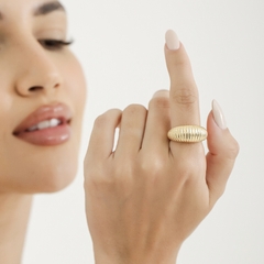 Anel banhado em Ouro 18k, trabalhado e com formato arredondado.