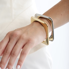 Bracelete quadrado tamanho grande, liso e banhado a Ouro 18k ou Ródio Branco.
