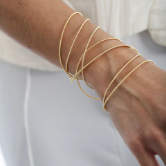 Pulseira corda de violão, formada por fios que podem ser amarrados do jeito escolhido, banhada a Ouro 18k ou Ródio Branco.