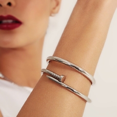 Bracelete liso, formato de prego, banhado em Ródio Branco.