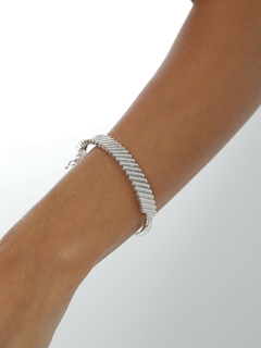 BRACELETE ICONIC TEXTURIZADO en internet