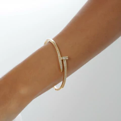 Bracelete em formato prego, cravejado com zircônias, banhado a Ouro 18k ou Ródio Branco.